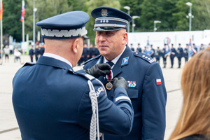 zdjęcie przedstawia ceremonię wręczania medalu komendantowi wojewódzkiemu
