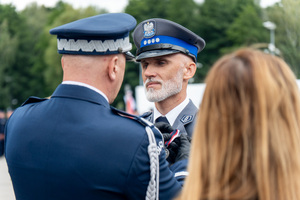 zdjęcie przedstawia ceremonię wręczania medalu policjantowi