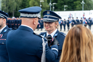 zdjęcie przedstawia ceremonię wręczania medalu policjantce