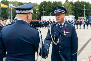 zdjęcie przedstawia ceremonię wręczania medalu policjantowi