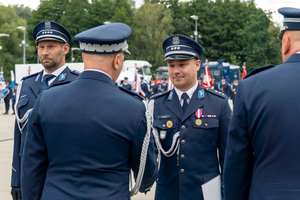 zdjęcie przedstawia ceremonię wręczania medalu policjantowi
