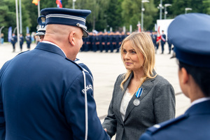 zdjęcie przedstawia ceremonię wręczania medalu