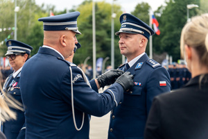 zdjęcie przedstawia ceremonię wręczania medalu policjantowi