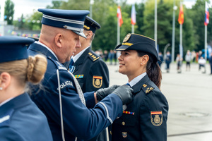 zdjęcie przedstawia ceremonię wręczania medalu hiszpańskiej policjantce