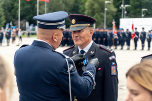 zdjęcie przedstawia ceremonię wręczania medalu policjantowi z czech