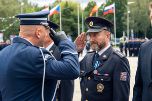 zdjęcie przedstawia ceremonię wręczania medalu