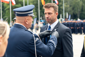 zdjęcie przedstawia ceremonię wręczania medalu