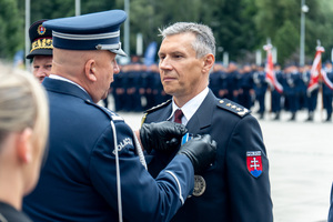 zdjęcie przedstawia ceremonię wręczania medalu słowackiemu policjantowi