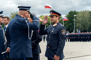 zdjęcie przedstawia jak austriacki policjant oddaje honor