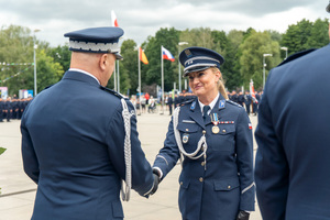 zdjęcie przedstawia ceremonię wręczania medalu policjantce