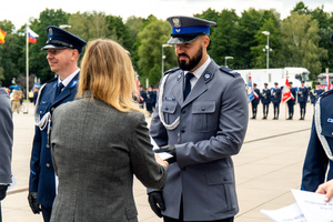 zdjęcie przedstawia ceremonię wręczania medalu policjantowi