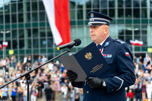 zdjęcie przedstawia przemawiającego komendanta wojewódzkiego
