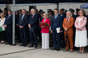 zdjęcie przedstawia stojących pod namiotem gości honorowych