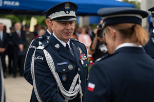 zdjęcie przedstawia ceremonię wręczania medalu