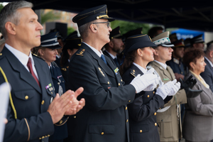 zdjęcie przedstawia stojących pod namiotem gości honorowych