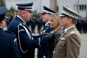 zdjęcie przedstawia ceremonię wręczania medalu przez komendanta wojewódzkiego
