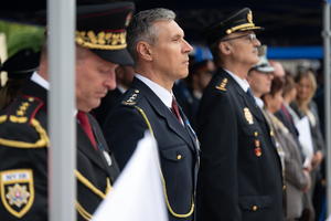 zdjęcie przedstawia stojących pod namiotem gości honorowych