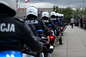 zdjęcie przedstawia policjantów na motocyklach