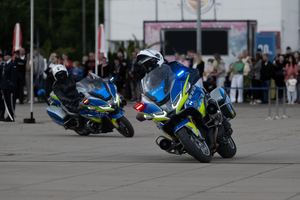 zdjęcie przedstawia policjantów na motocyklach