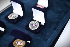 zdjęcie przedstawia zbliżenie na medale