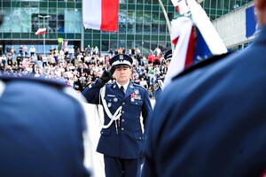 zdjęcie przedstawia oddającego honor komendanta głównego policji