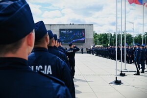 zdjęcie przedstawia policjantów stojących na baczność