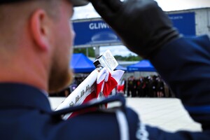 zdjęcie przedstawia zbliżenie na grot policyjnego sztandaru