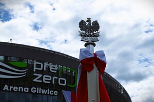 zdjęcie przedstawia zbliżenie na grot policyjnego sztandaru