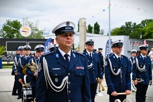zdjęcie przedstawia policyjną orkiestrę