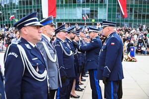zdjęcie przedstawia ceremonię wręczania medalu