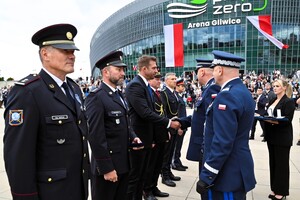 zdjęcie przedstawia jak komendanci składają podziękowania zagranicznym policantom