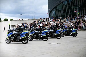 zdjęcie przedstawia policjantów na motocyklach