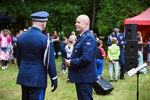 zdjęcie przedstawia rozmawiających na pikniku policjantów