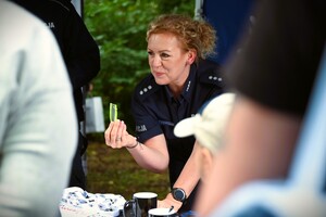 zdjęcie przedstawia policjantkę na stoisku profilaktycznym