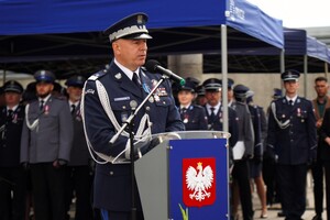zdjęcie przedstawia przemawiającego komendanta głównego