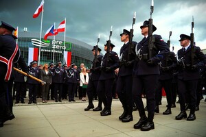 zdjęcie przedstawia maszerujących policjantów kompanii honorowej