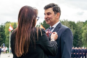 zdjęcie przedstawia ceremonię wręczania medalu wojewodzie