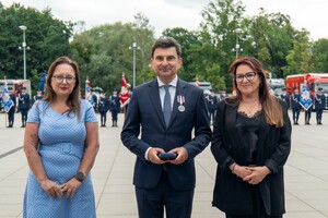zdjęcie przedstawia wojewodę stojącego z medalem a obok niego dwie kobiety