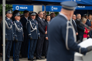 zdjęcie przedstawia stojących pod namiotem gości honorowych