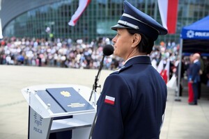 zdjęcie przedstawia policjantkę stojącą przy mównicy
