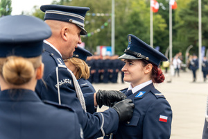 zdjęcie przedstawia ceremonię wręczania medalu policjantce