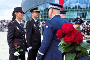 zdjęcie przedstawia ceremonię wręczania medalu policjantom z hiszpanii