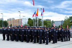 zdjęcie przedstawia policjantów stojących w kolumnie
