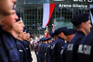 zdjęcie przedstawia policjantów stojących w kolumnie