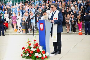 zdjęcie przedstawia przemawiającego policyjnego kapelana