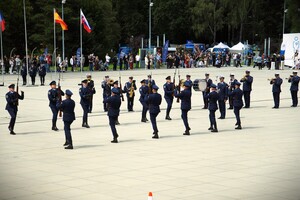 zdjęcie przedstawia policyjną orkiestrę podczas pokazu