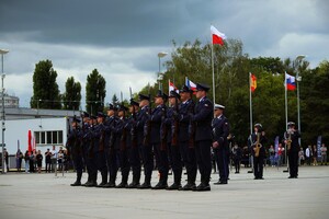 zdjęcie przedstawia policjantów kompani honorowej stojących w rzędzie