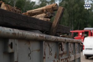 Widoczne drewniane belki załadowane do kontenera.
