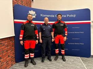 Mistrzostwa ratownictwa medycznego. Laureaci stojący obok zastępcy Komendanta Głównego Policji