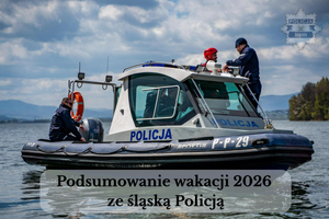 Umundurowani policjanci podczas patrolu na motorówce służbowej Policji